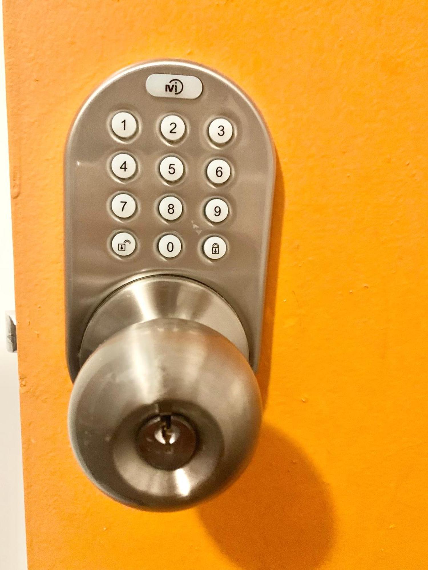 Women Only Rooms - Men Only Rooms - Free Wifi - Coffee Parking - Lockers Miami Exteriör bild