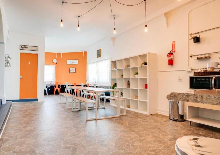 Women Only Rooms - Men Only Rooms - Free Wifi - Coffee Parking - Lockers Miami Exteriör bild